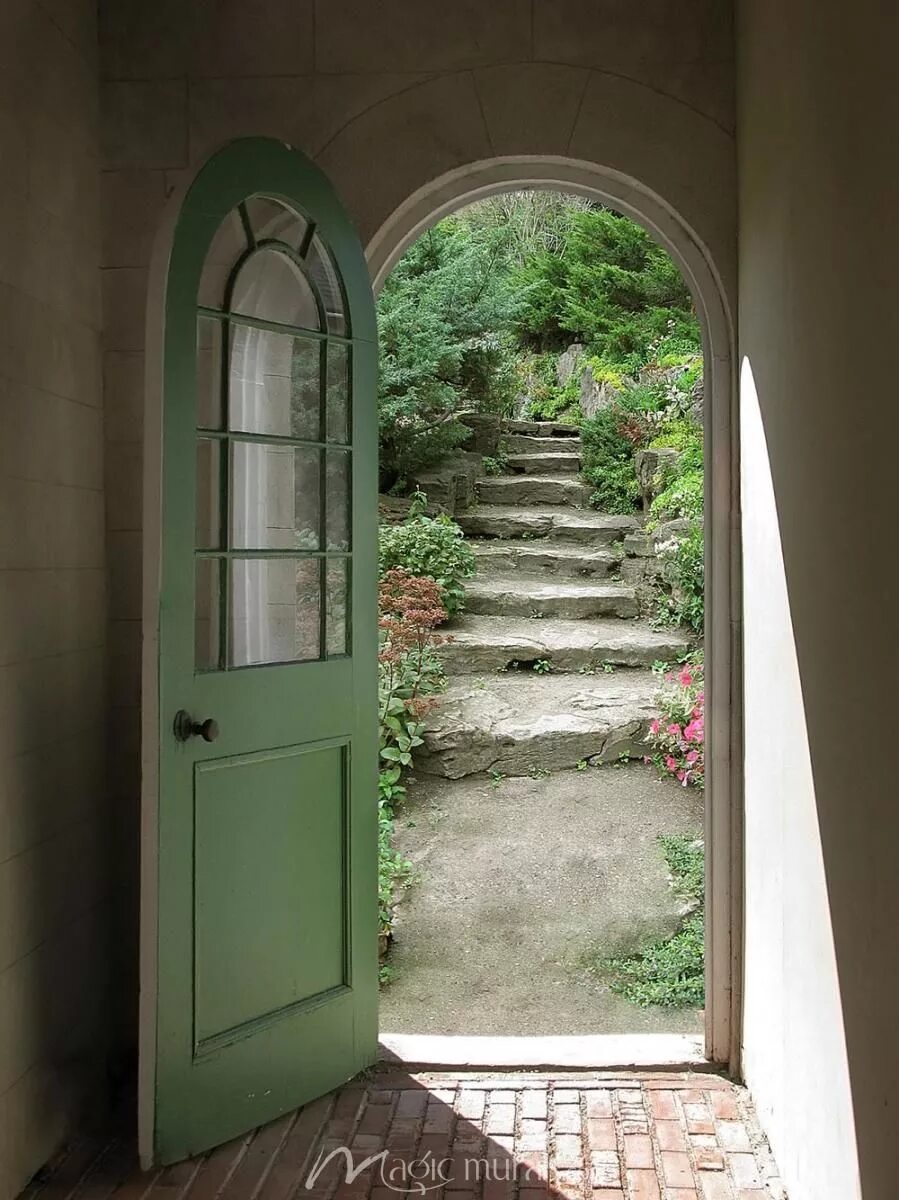 Двери в коридоре. Открытая дверь. Дверь в комнату. Двери межкомнатные деревянные. Приоткрытая дверь в комнату.