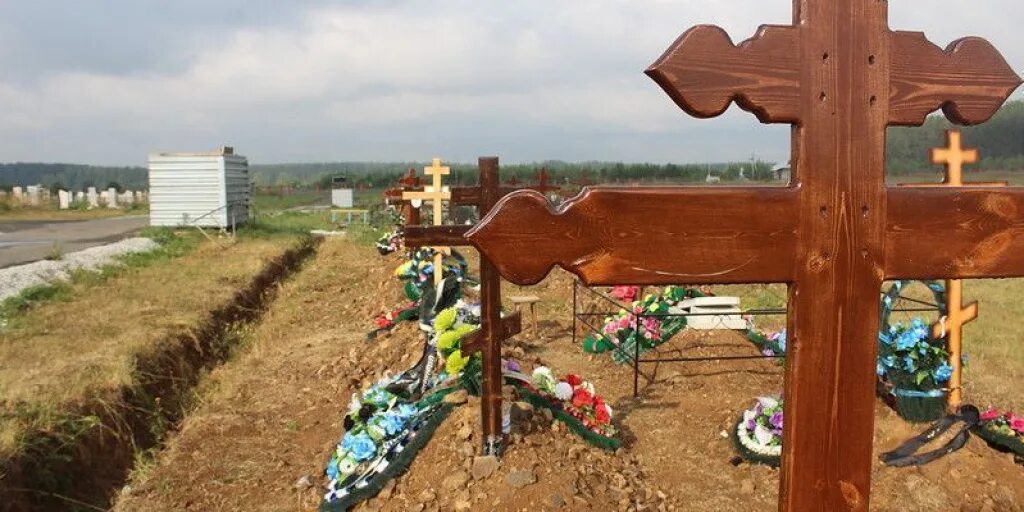 Кладбище. Кладбище медное Краснотурьинск. Радоница на кладбище. Серовское кладбище. 14 мая радоница