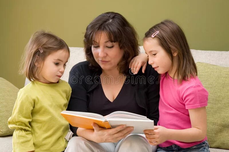 Мама читает книгу в гостиной. Мама и дочь с книгой. Ребенок читает книгу. Мама читает книгу. Мама дочки книжка.