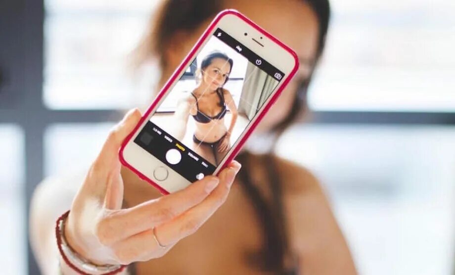 Секстинг идеи для мужчин. Секстинг 1590х400. Топ смартфоны для девушек. Интимные фото в мессенджерах. Секстинг идеи фото.