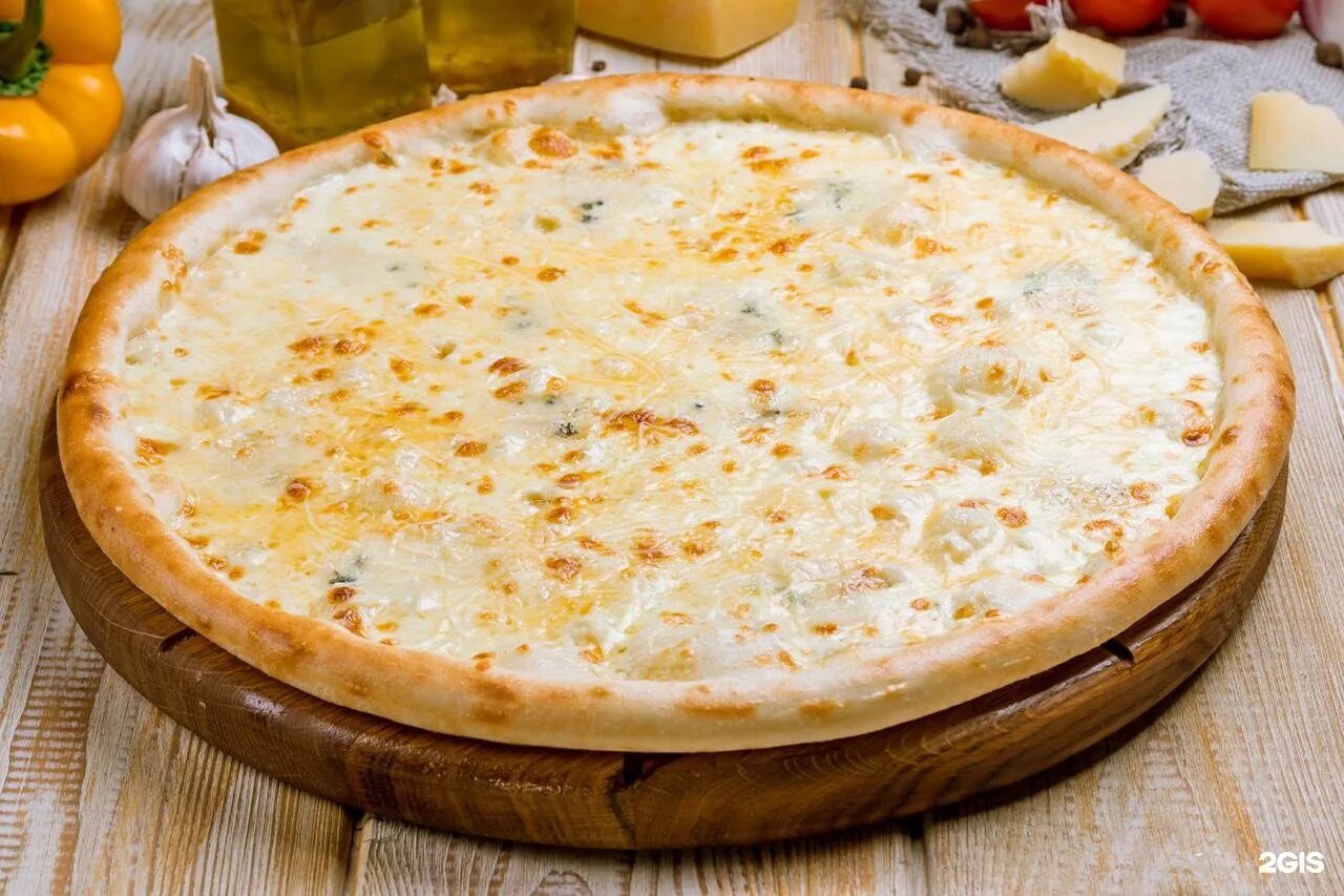 Сырная пицца. Квадро Формаджи. Кампанелле кватро Формаджи. Пицца сырная. Пицца 4 сыра.