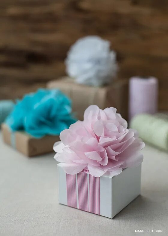 цветок из подарочной бумаги. поделка подарок. пышные цветы из бумаги. цветы из бумаги тишью. поделки из бумаги цветы.