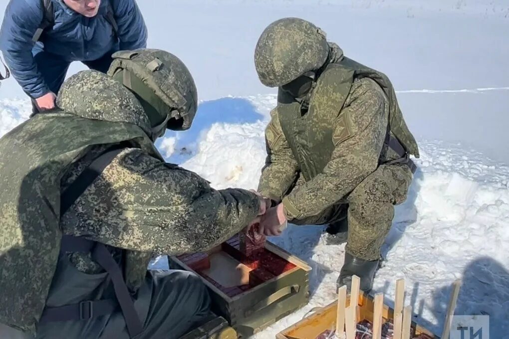 Что взорвали в татарстане. Взрыв льда. Лёд на реке в Казани. Подорвали лед. Река Берля в Татарстане.