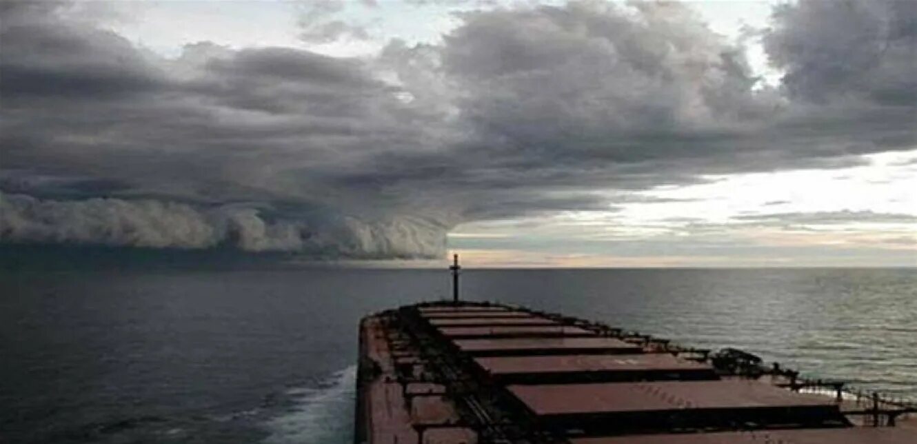 В виду надвигающихся штормов. Смерч в океане. Ураган на море фото. Море шторм корабль.