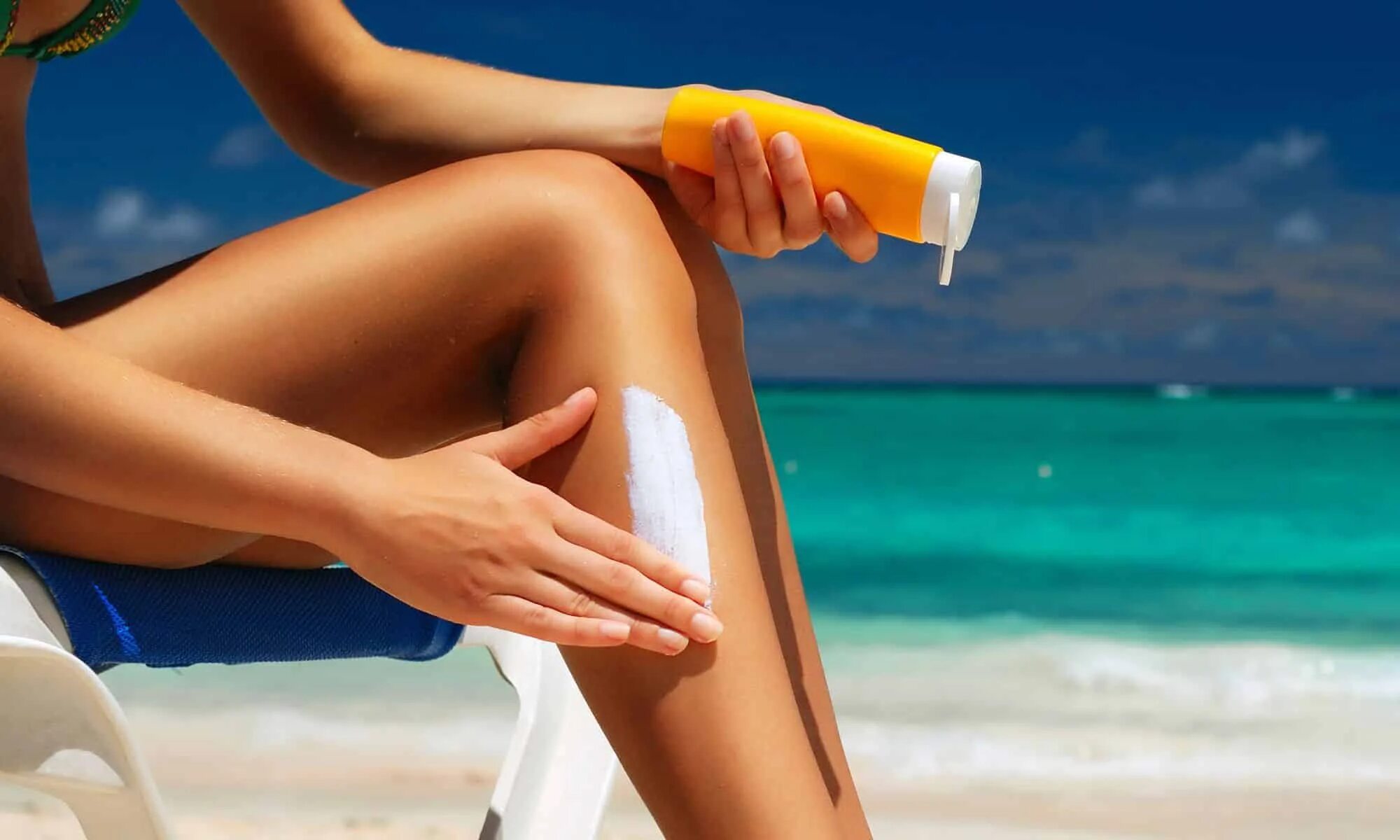 Солнцезащитные крема нанесение. Крем солнцезащитный. Солнцезащитный крем на пляже. Загар. Лазерная эпиляция загорать