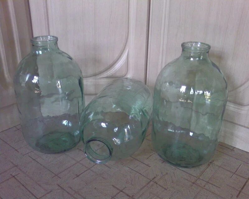 10 л бутылка. Бутыль стеклянная. Литровая стеклянная бутылка. Бутыль стеклянная 10 литров. Большие стеклянные бутыли.