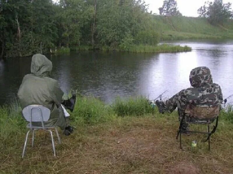 Ловить погоду. Рыбалка в ливень. Рыбалка в дождь. Рыбалка под дождем. Рыбак в дождь.