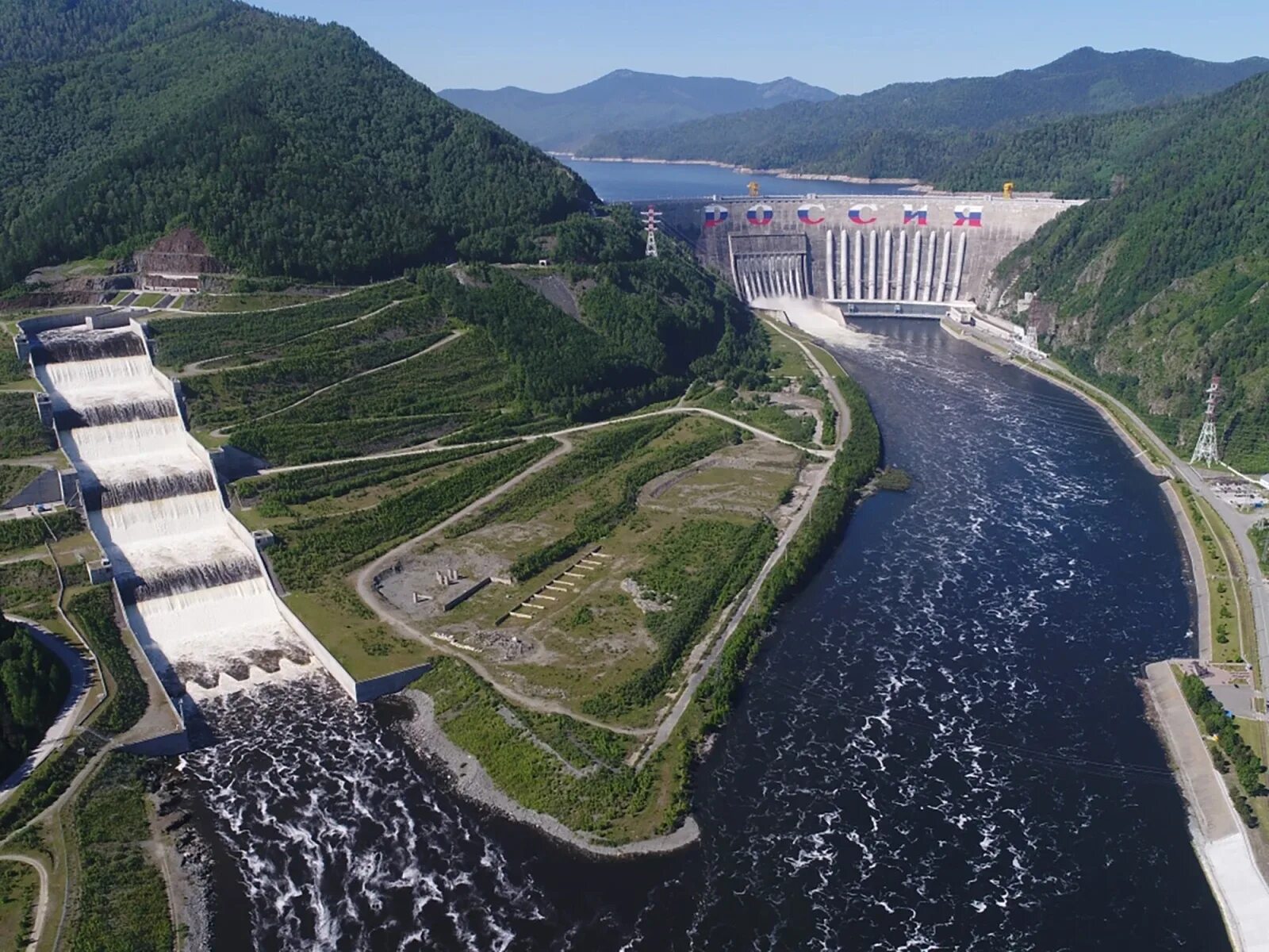 Водосброс сшгэс 2023. Береговой водосброс саяно-шушенской гэс. Береговой водосброс саяно-шушенской гэс. Сброс на шушенской гэс. Секретная смотровая площадка саяно-шушенской гэс.