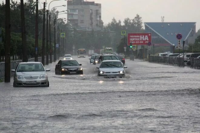 Прогноз в колпино на сегодня. Потоп в Колпино. Ливень на дороге. Колпино дождь. Колпино осадки.