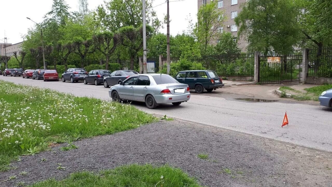 Машина на кирпичах без колес. Спецавтотранс спб. Регион череповец машины. Дтп череповца в контакте. Череповецкие дворы.