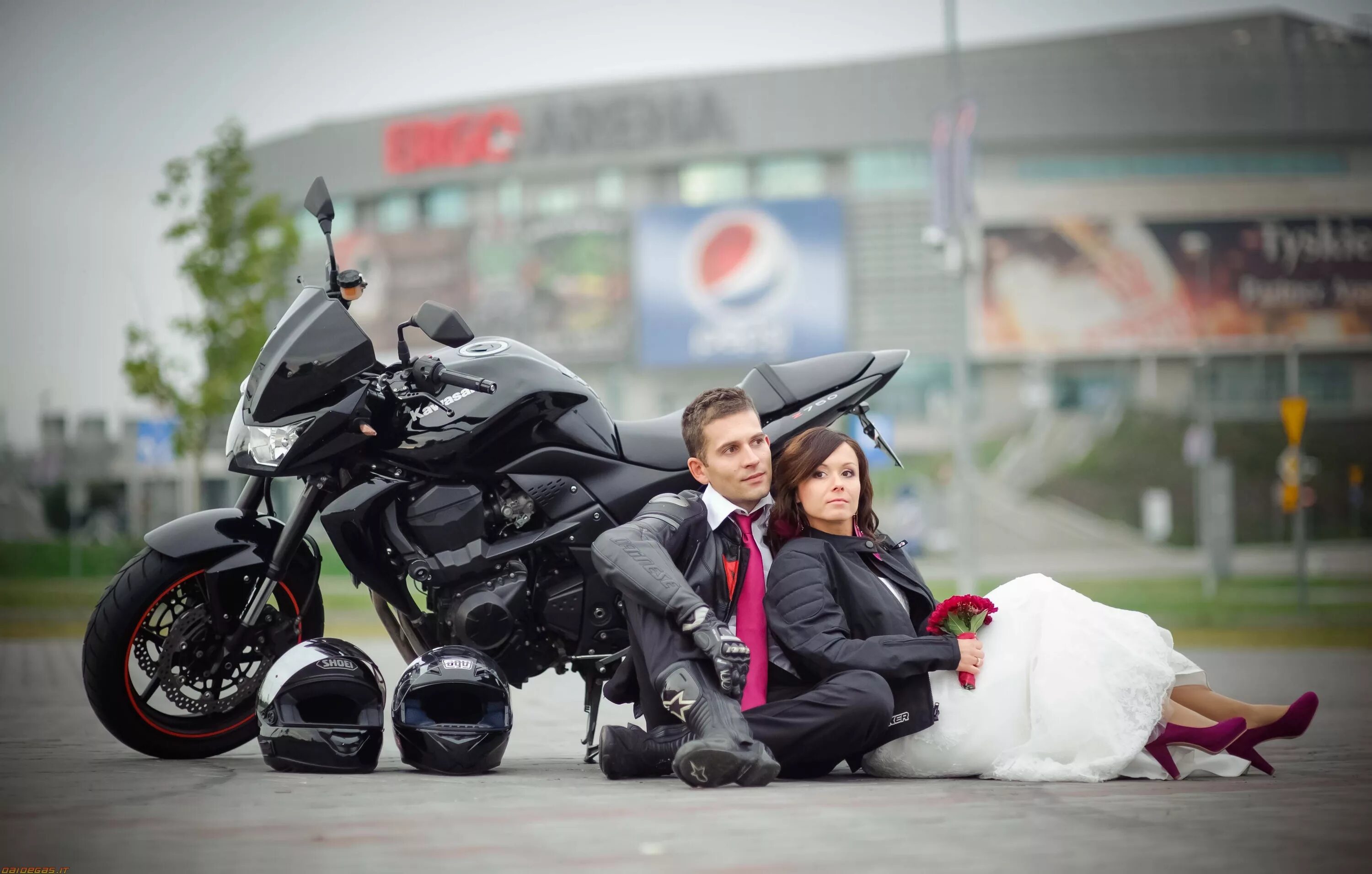 Жена байкера. Пара на мотоцикле. Свадебный мотоцикл. Свадьба на мотоциклах. Фотосессия на мотоцикле.