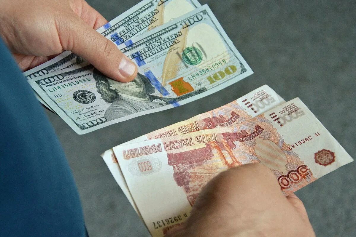 Вы решили обменять рубли на иностранную. Доллары в рубли. Дорал в рубли. Доллар к рублю. Фото доллар и рубль.