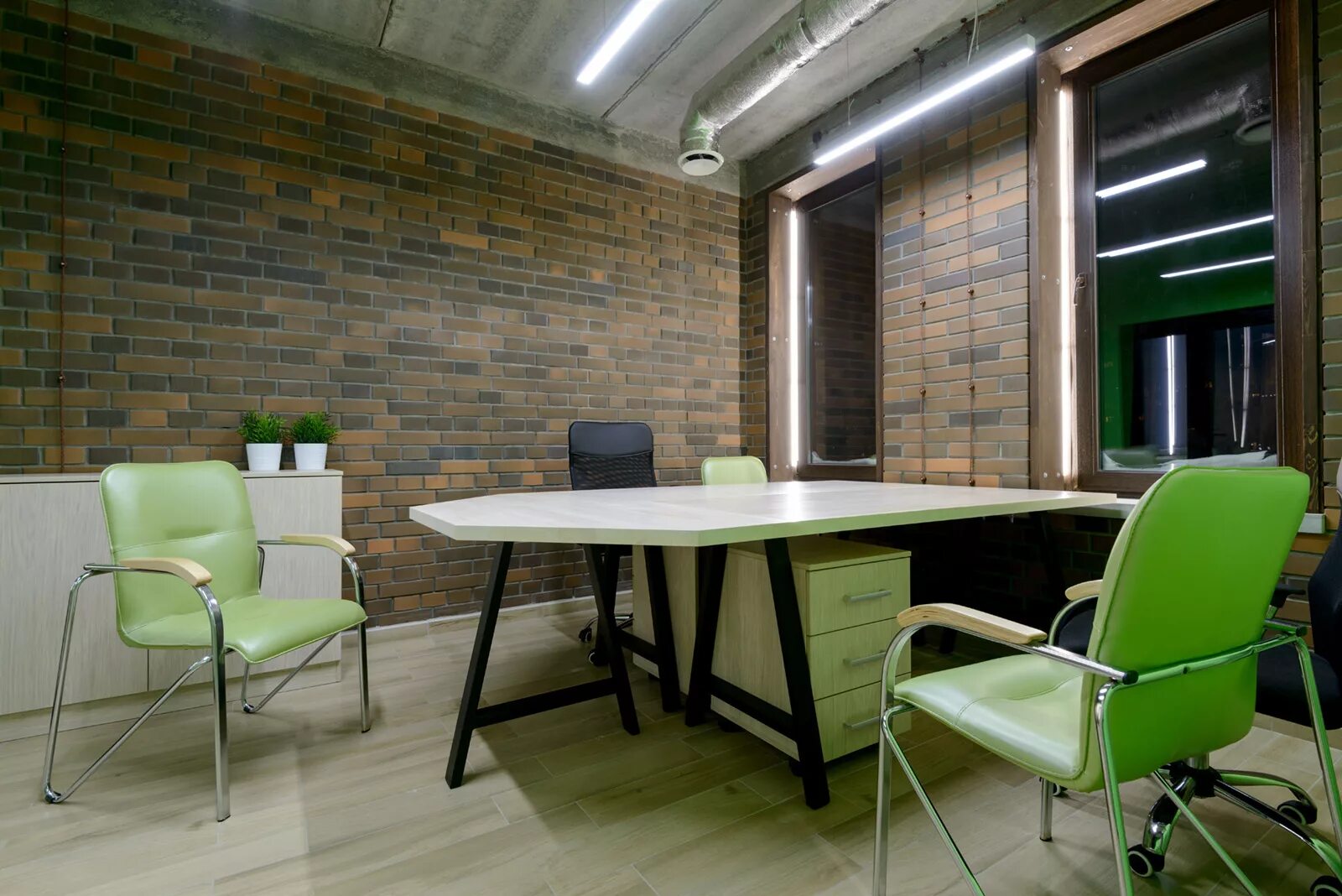 интерьер офиса. интерьер офиса строительной компании. красивый офис строительной компании. отдел продаж строительных компаний. отдел продаж в строительной компании.