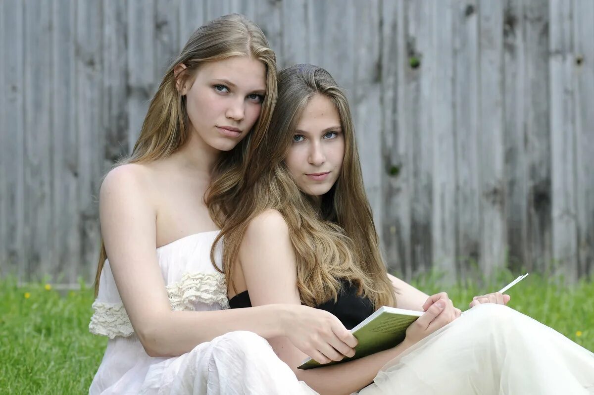 две сестры старшая и младшая. две сестрички. русский красивый сестричка. красивые девушки подруги. фотосессия сестер.