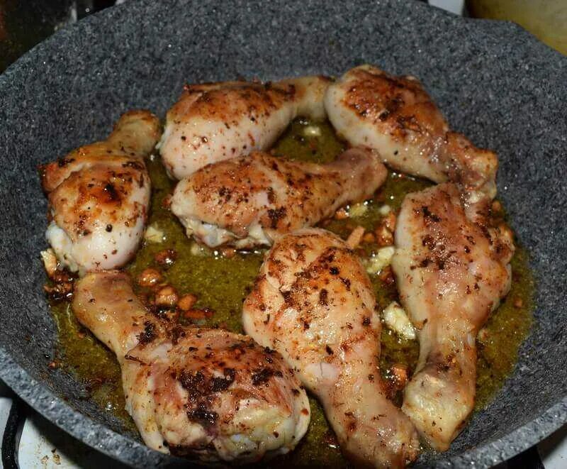 Жареная курица с чесноком на сковороде. Жареная курица с чесноком. Куриные голени на сковороде. Обжаренные куриные голени на сковороде. Курочка на сковороде.
