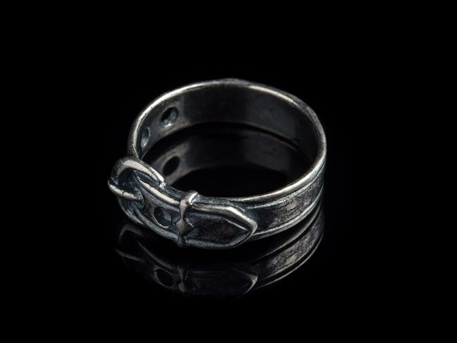 Кольцо 17 мм. Ремень с кольцами. Кольцо серебряное ремешок. Пояс с кольцами. Перстень ремень серебро.