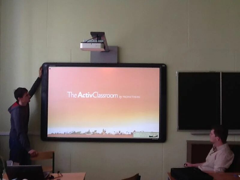 проектор для школы. современные интерактивные доски. интерактивная панель мимио. доска проектором школы. школьная доска с проектором.