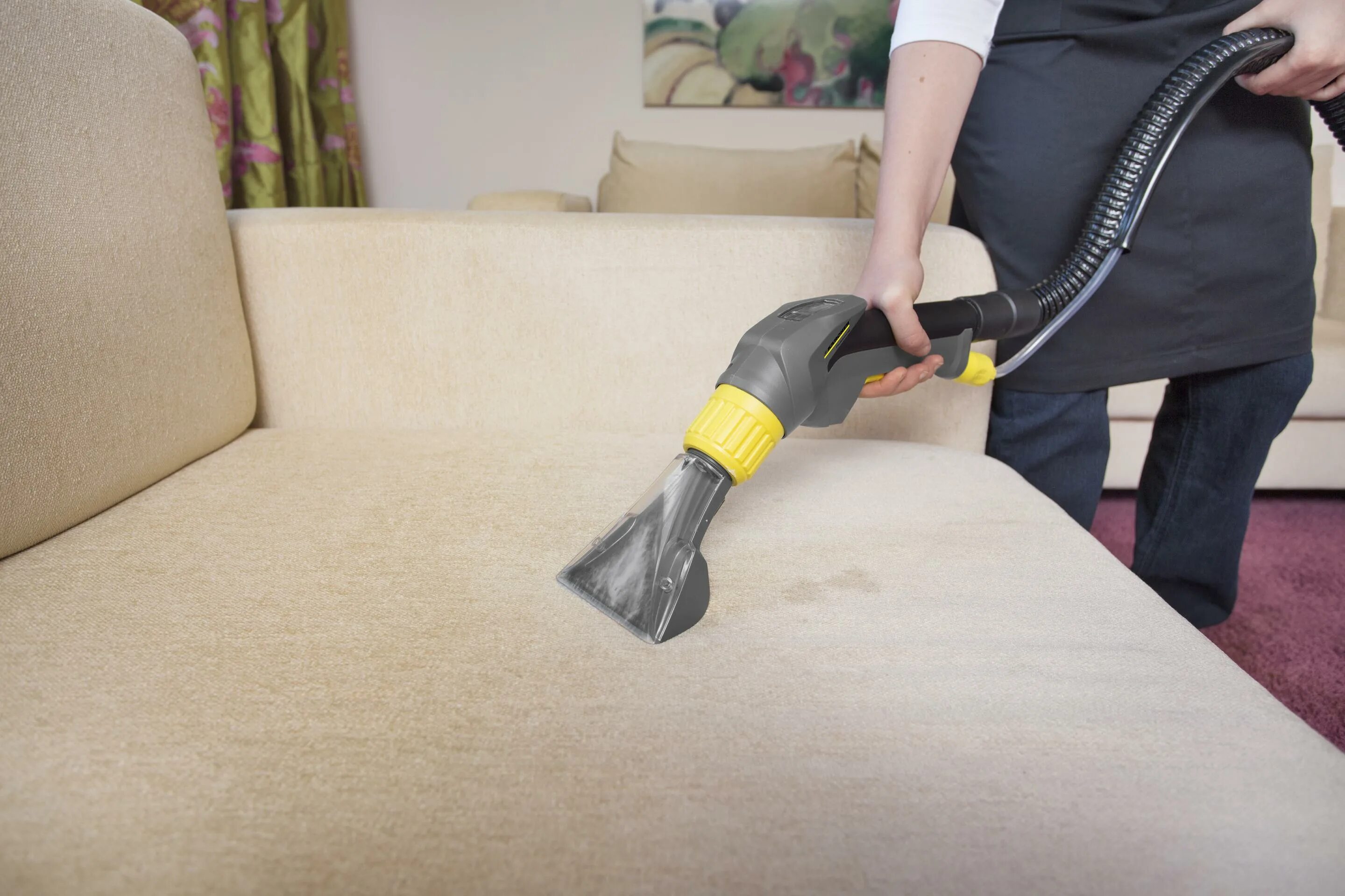 Пылесос пылесосит диван. Химчистка karcher puzzi 10/1. пылесос керхер пуззи 8/1. karcher puzzi 8/1 химчистка. karcher 10/1.