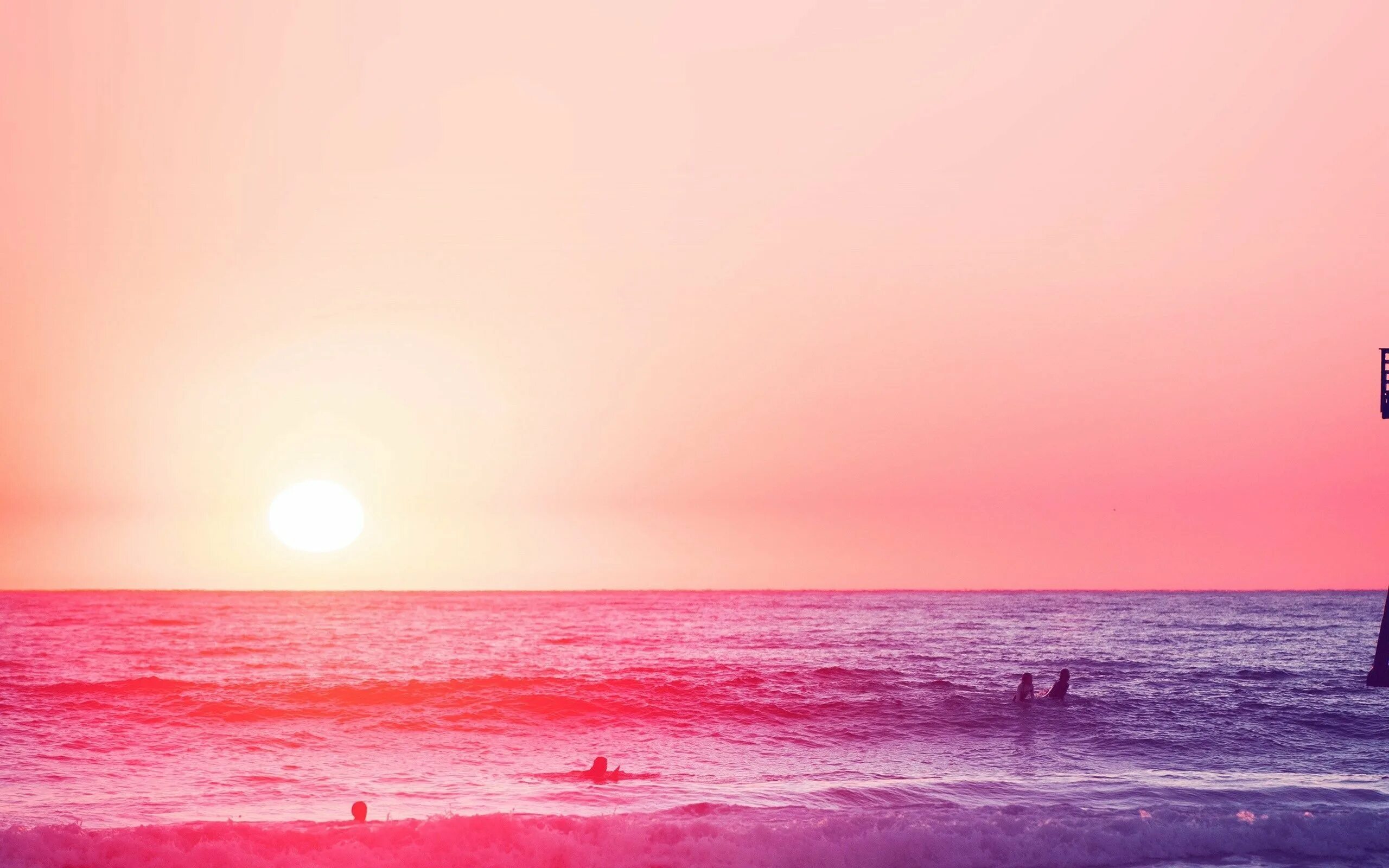 Розовый закат. Красивое небо над морем. Красивые облака. Розовый закат. Розовый рассвет.