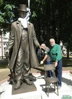 Памятник самому высокому человеку