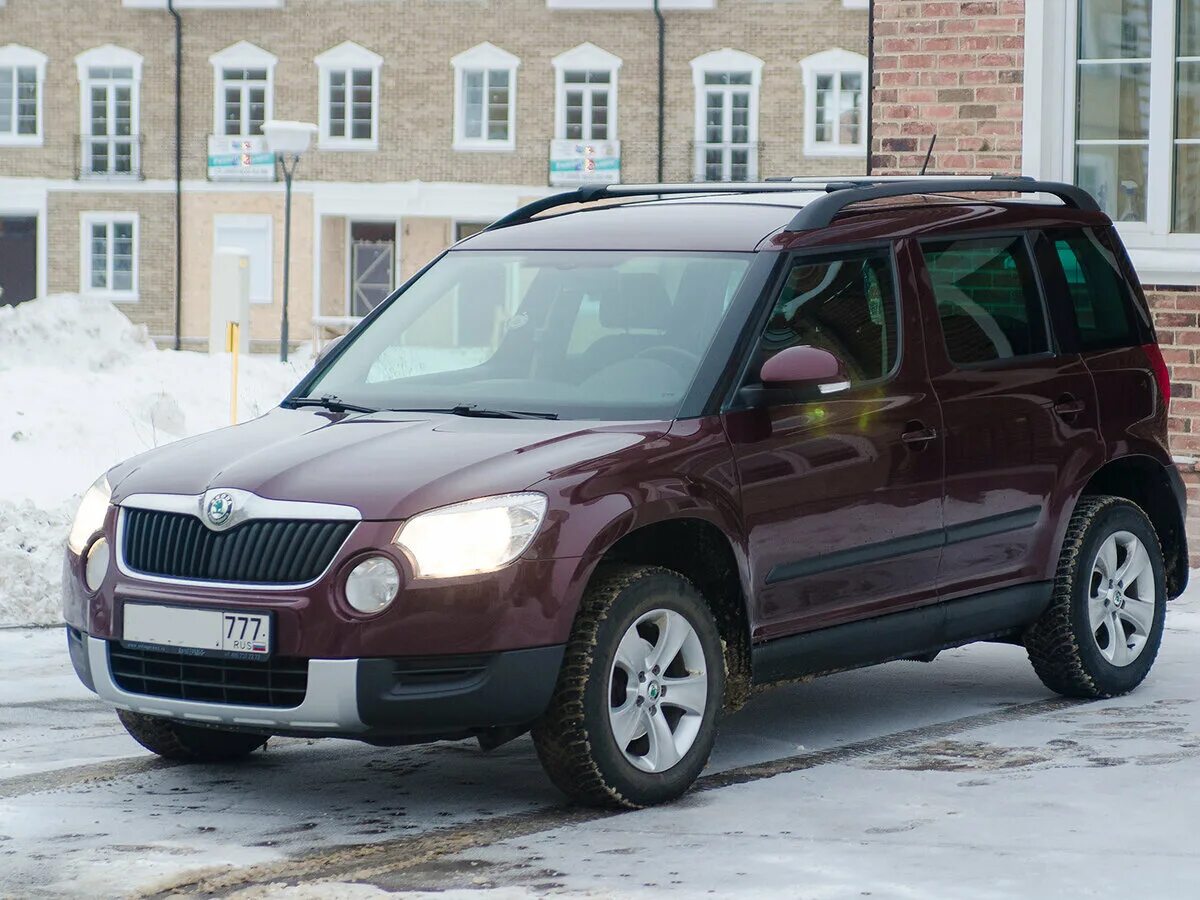 Шкода йети 2012 год. Skoda Yeti 2012. Skoda Yeti 1.2 2012. Skoda Yeti бордовая. Шкода Йети 2004.