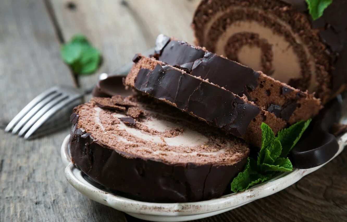 шоколадный десерт. шоколадные пирожные брауни. фондан шоколадный с жидкой. десерт с шоколадом. американский десерт брауни.