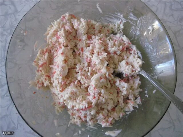 Картошка с крабовыми палочками в духовке. Салат крошка. Салат из крабовых палочек с картошкой. Крабовый наполнитель в крошке. Крошка картошка с крабовым салатом.