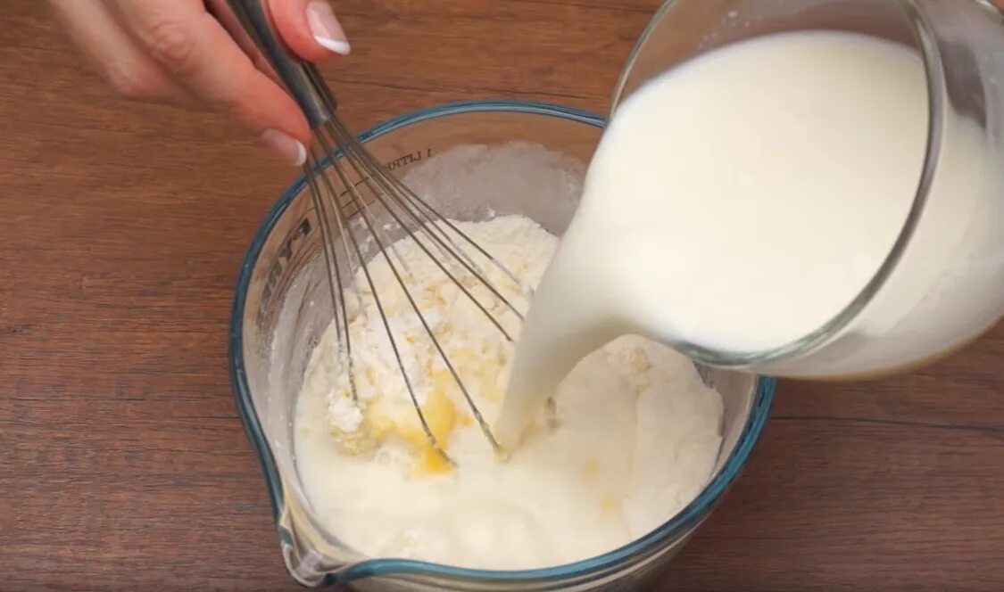 Молоко в тесто. Яйца взбитые мука молоко. В молоко добавили тесто. Перемешивание яиц с молоком в миске. Сливочного масла 1 яйцо 3