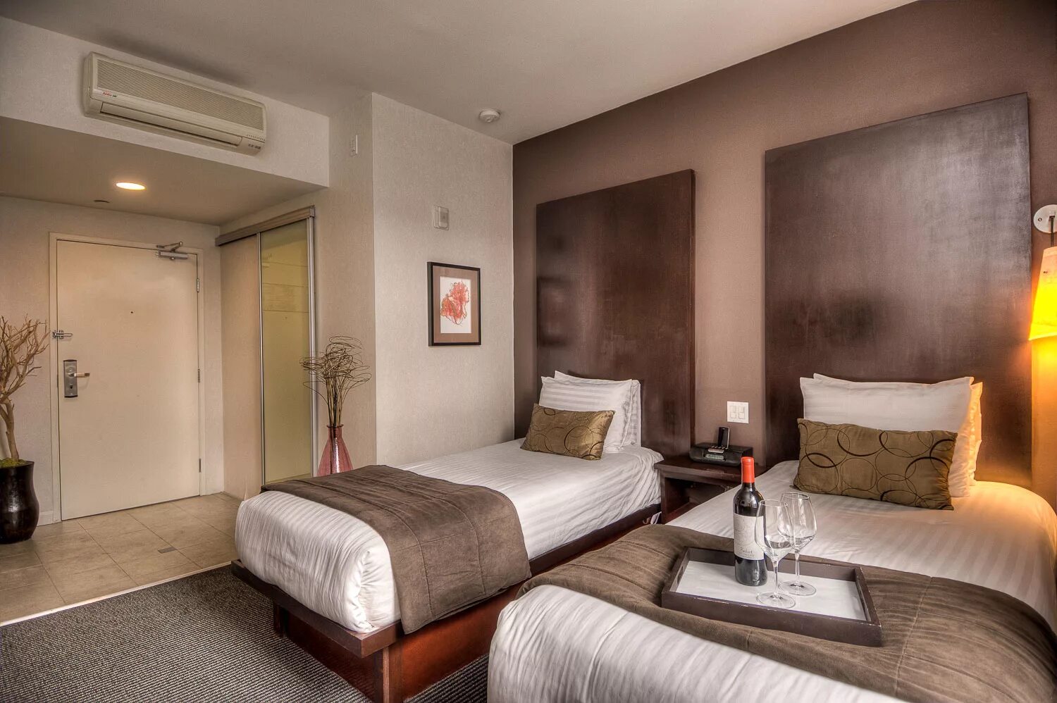 Twin bed room. Спальня с двумя кроватями. Twin beds in a hotel. Двухместный номер твин. Twin bed room.