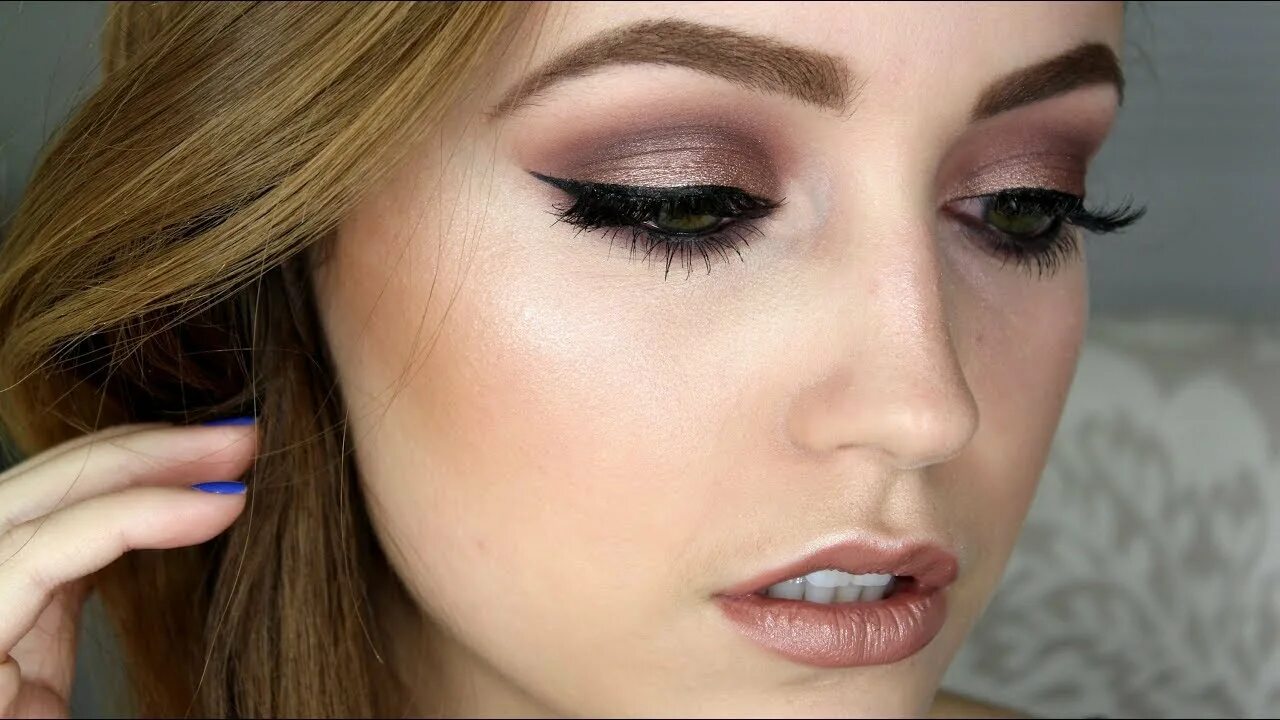 Цвет волос тауп. Нюдовый Смоки. Яркий макияж для голубых глаз. Макияж на выпускной. Макияж с бежевыми тенями.