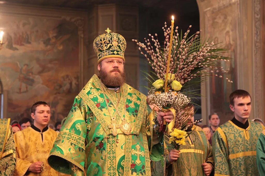 Вербное воскресенье утренняя служба в церкви. Вербное воскресенье служба в храме. облачение в храме на вербное воскресение. облачение священника на вербное воскресенье. облачение священника православной церкви на вербное воскресенье.
