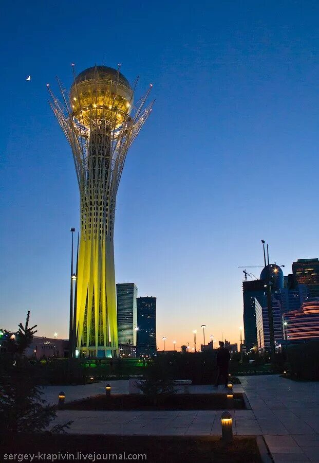 Астана 2011. Астана 2011 год. Здание ктж изумрудный квартал. Байтерек астана ночью. Астана 2011.