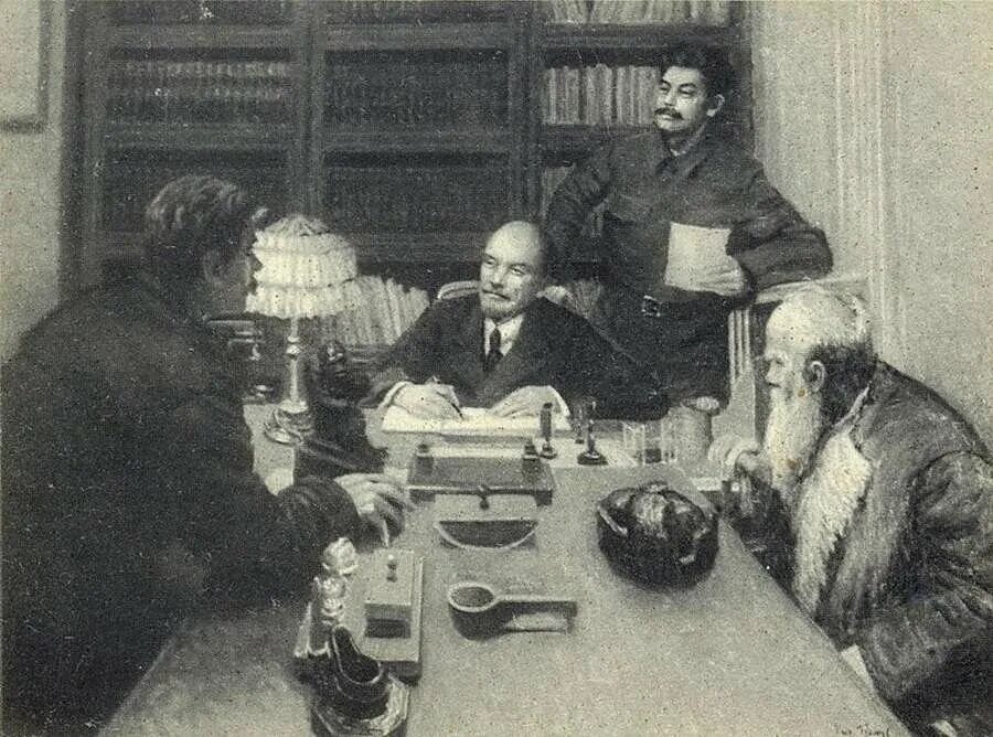 Ленин за столом. Фото стола ленина. Ленин 1922. Ленин в кремле 1922. Фото стола ленина.
