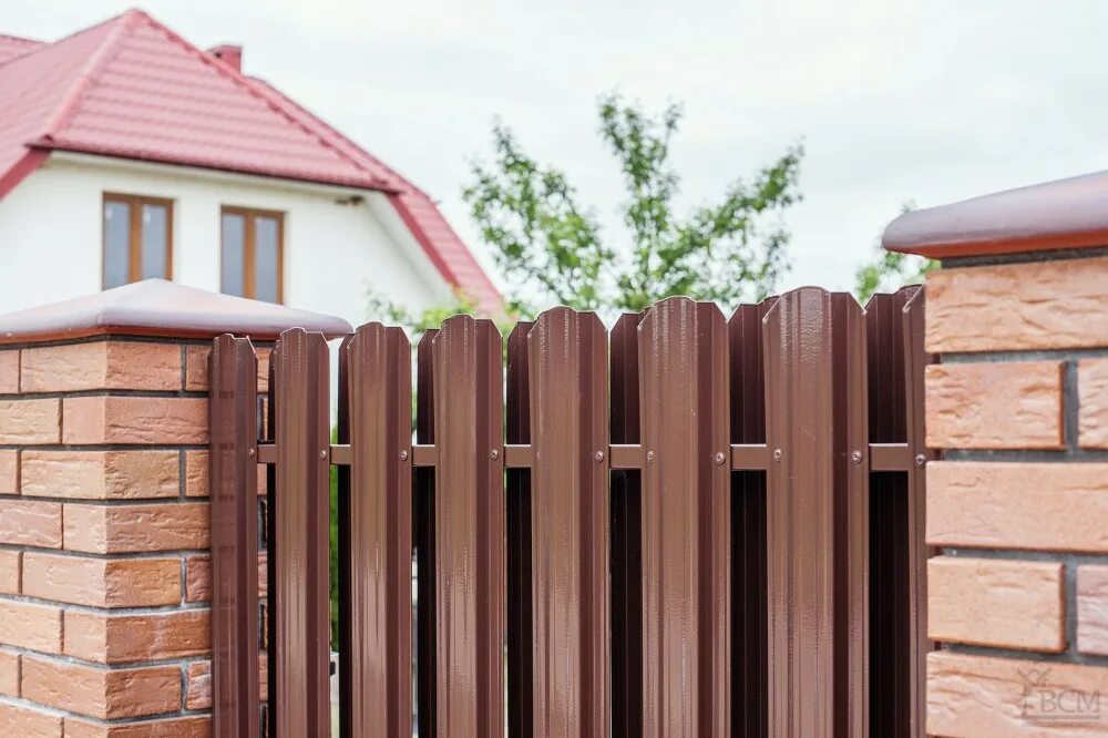 Забор металлический штакетник от производителя цена. Забор из евроштакетника 3005. Забор из Еаро штакктника. Штакетник металлический 7002. ГРАНДЛАЙН забор евроштакетник.