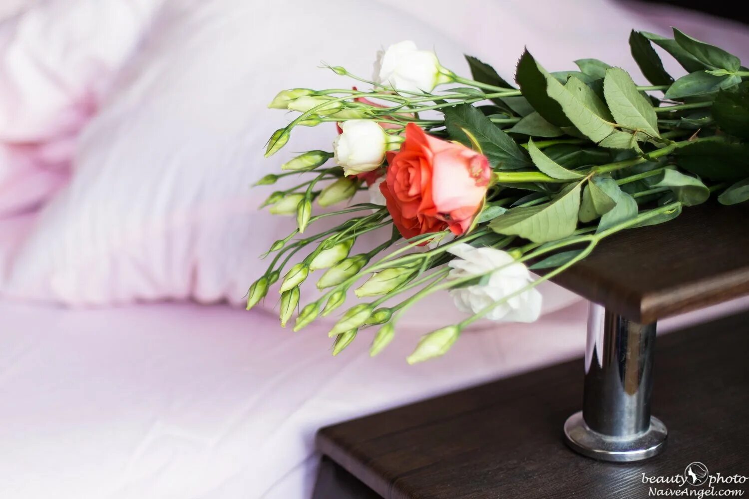 Красивые букеты на кровати. Фото с цветами на кровати. Цветы в постель. Фото с цветами на кровати. Цветы на кровати.