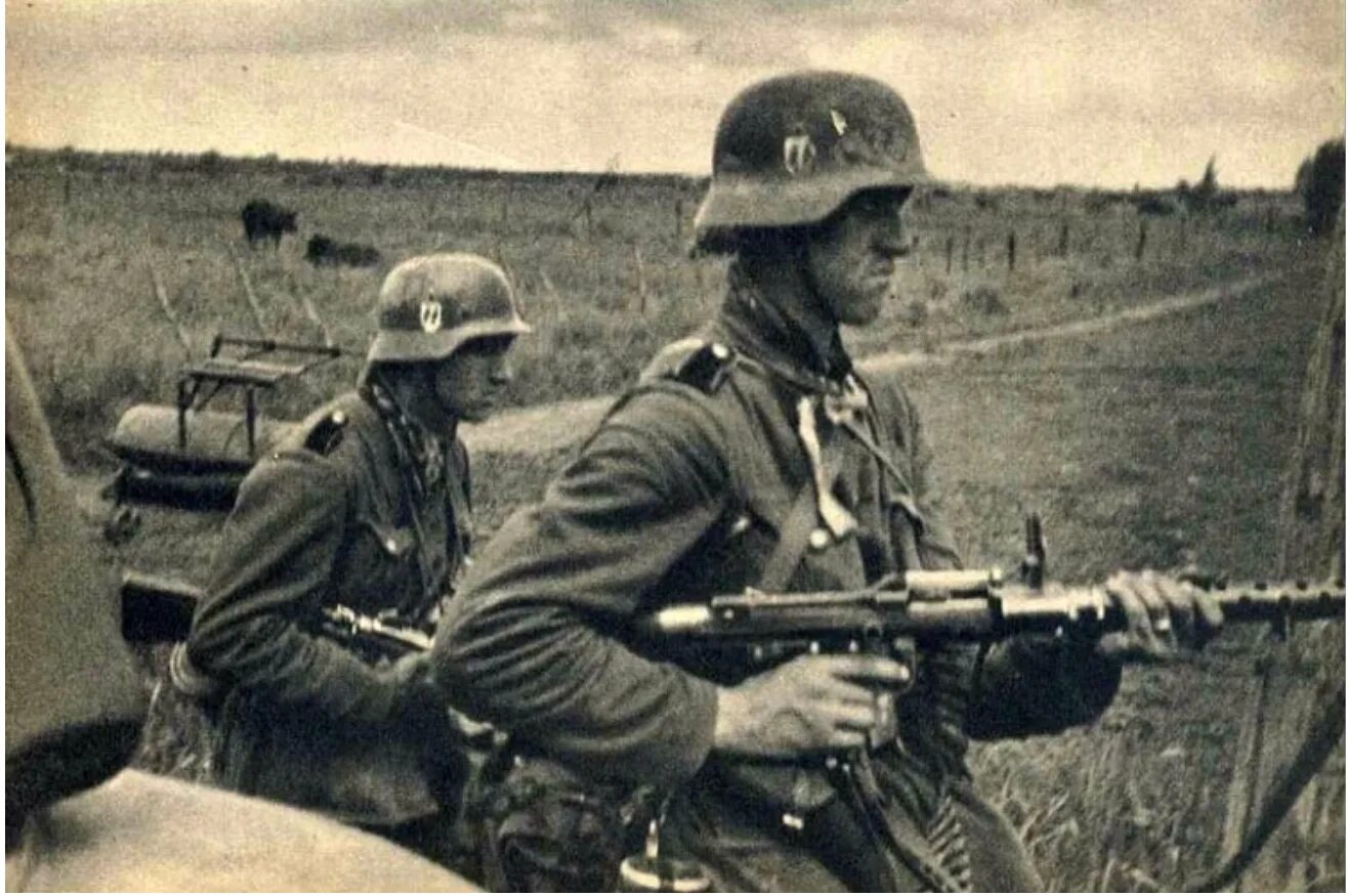 Ваффен СС 1945. Солдаты Waffen SS. Waffen SS (войска СС).. Солдаты Ваффен СС на Восточном фронте.