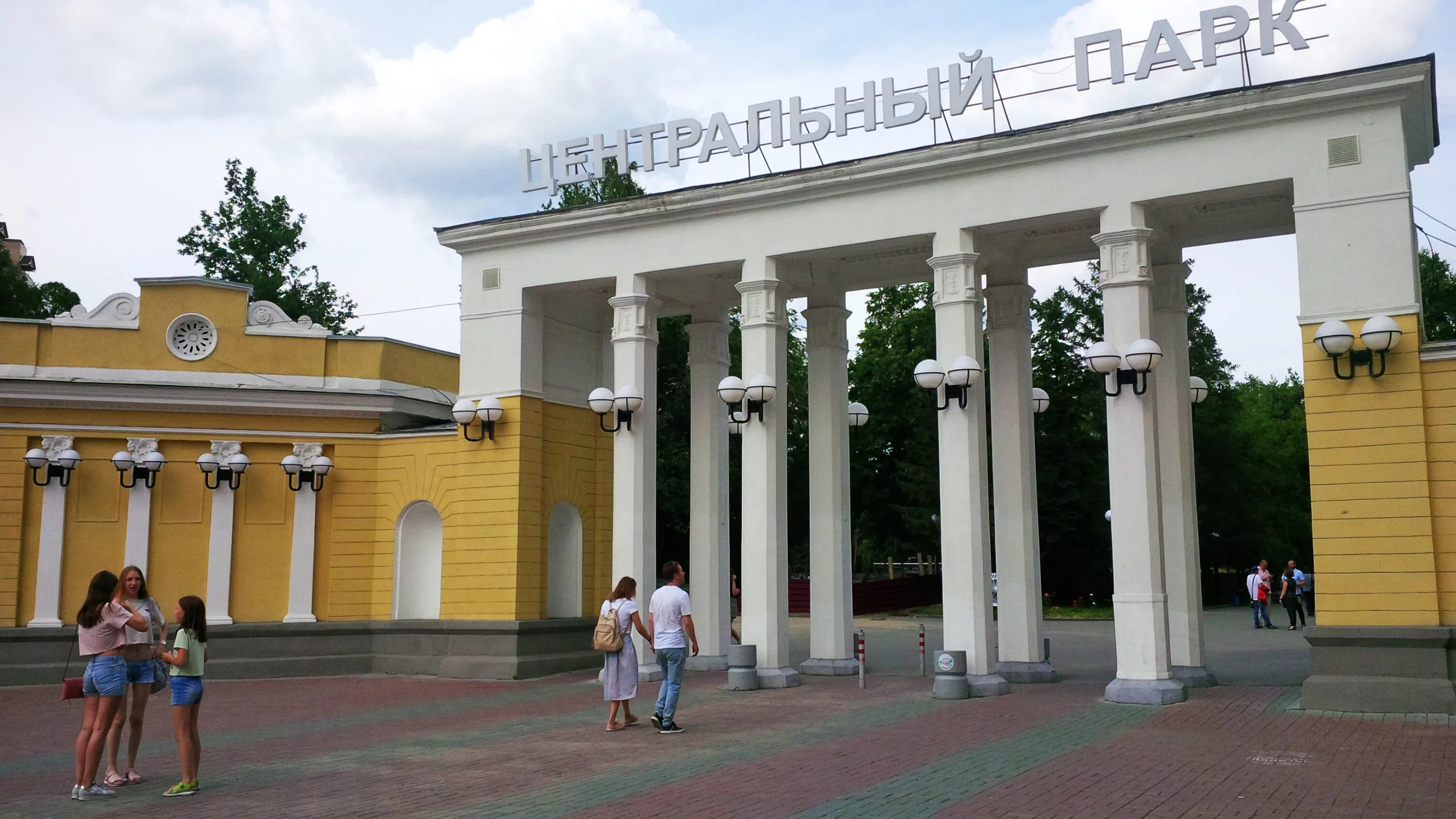 Группа центральный парк. Центральный парк Новосиб. Новосибирск Центральный сквер. Центр парк Новосибирск. Центральный парк Новосибирск аллея.