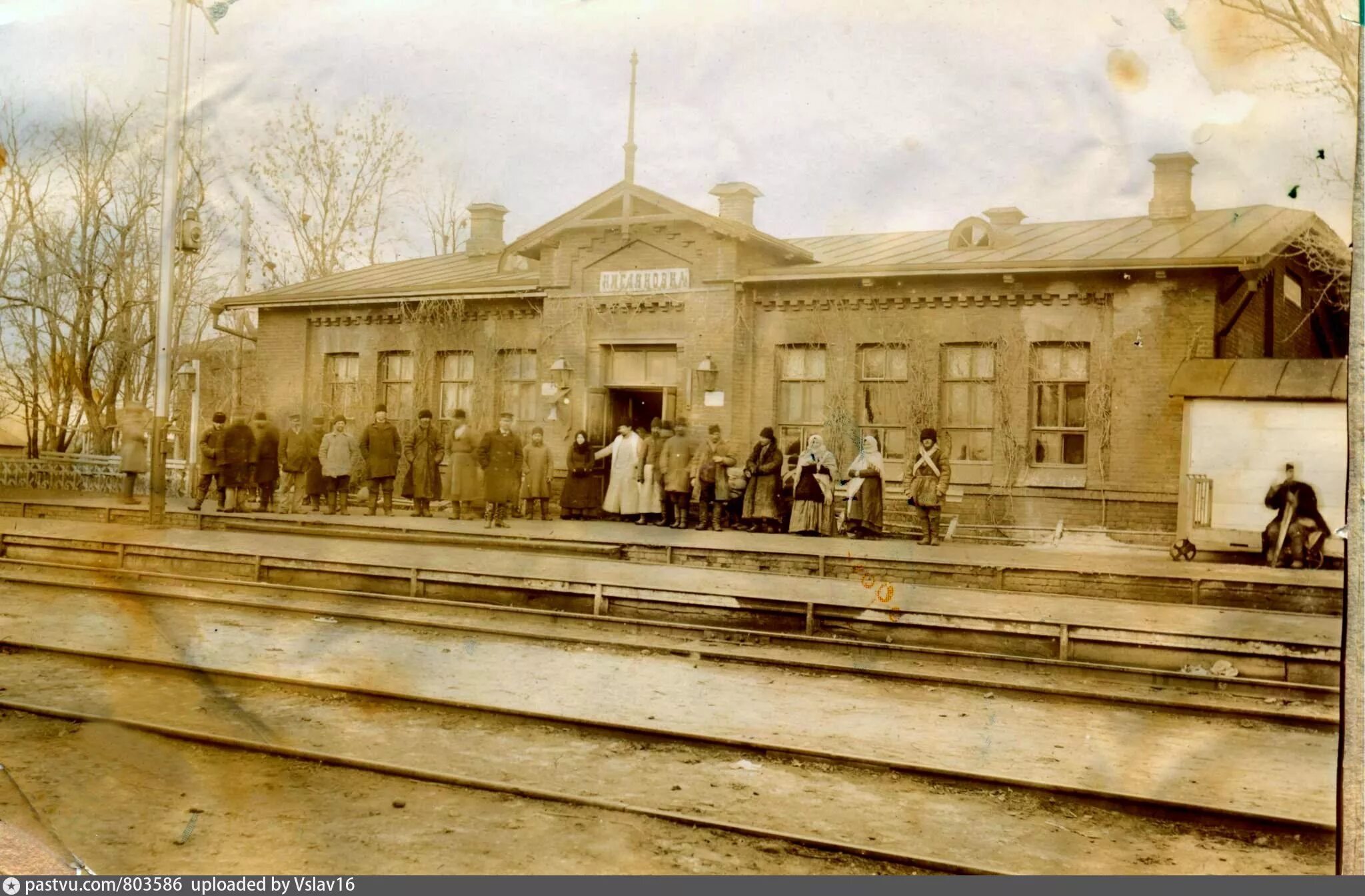 Станция Кисляковка. Старый вокзал Батайск. Железнодорожная станция Батайск. ЖД станция Кисляковка.