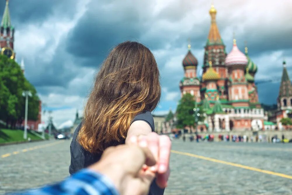 Встреча следуй. Следуй за мной россия. фотосессия на красной площади москва следуй за мной. иди за мной москва. follow me брюнетка.