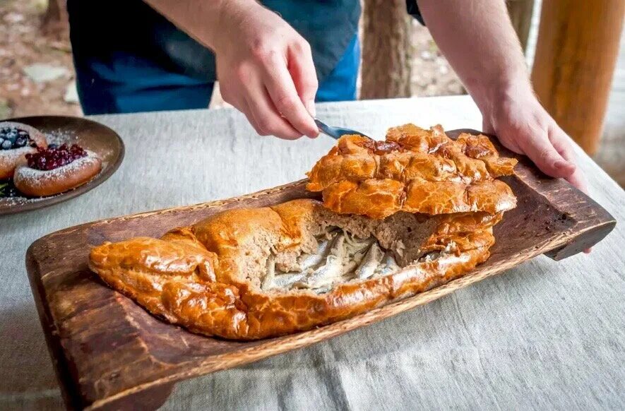 Рыба в тесте блюдо. Национальная карельская кухня Рыбник. Карельский пирог Рыбник. Рыбник Черинянь. Рыбник Карельский с ряпушкой.