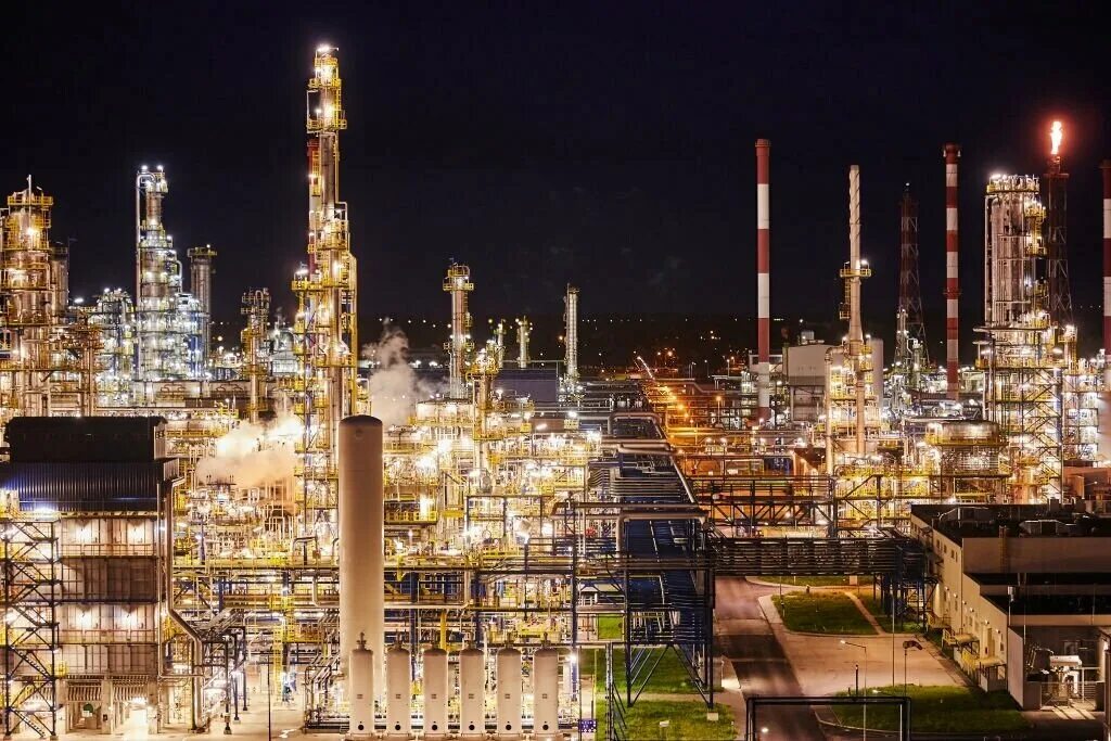 Нефтегазовая отрасль. Нефтеперерабатывающий завод ОАЭ. Нефтеперерабатывающий завод Сингапур. Абу Даби промышленность. Абу Даби завод нефтегазовой.