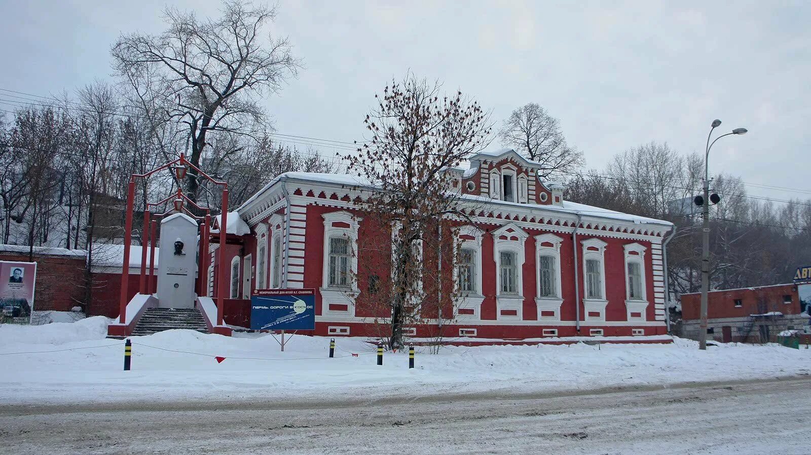 Мотовилиха район Пермь. Мотовилиха Пермь достопримечательности. Памятник в Мотовилихе в Перми. Мотовилихинский парк Пермь. Пермский край мотовилихинский суд