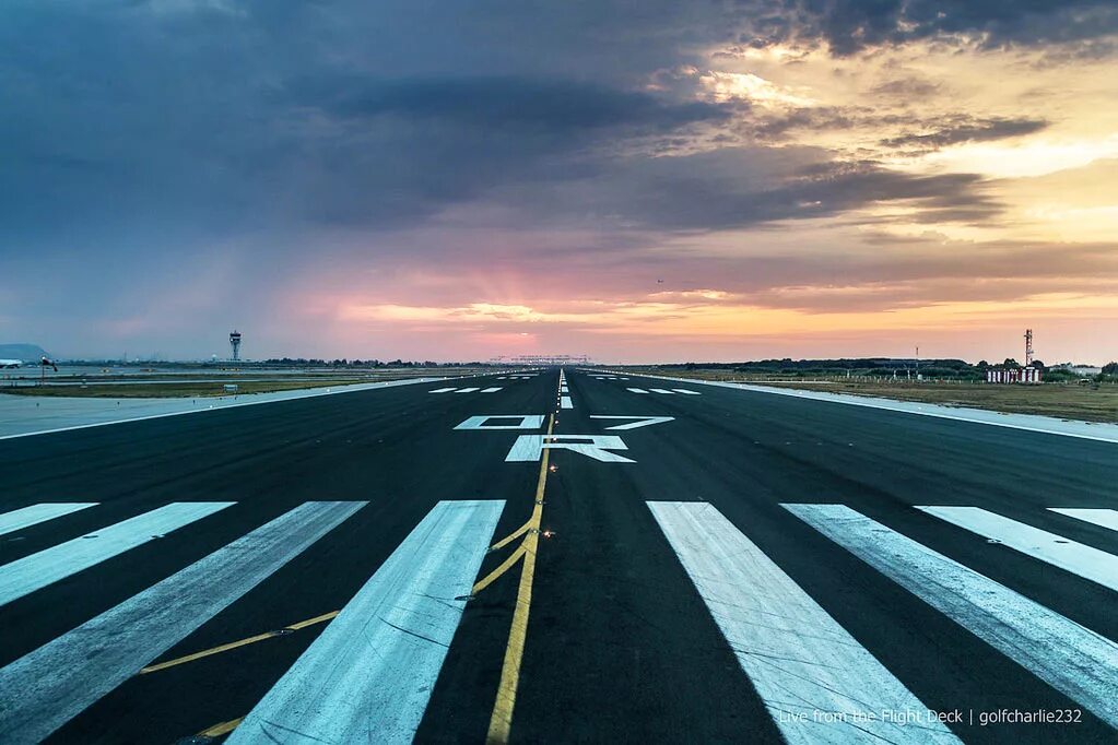 Airport road. Runway Incursion. ВПП аэропорта Сан Франциско. Взлетная полоса. Самолет на взлетной полосе.