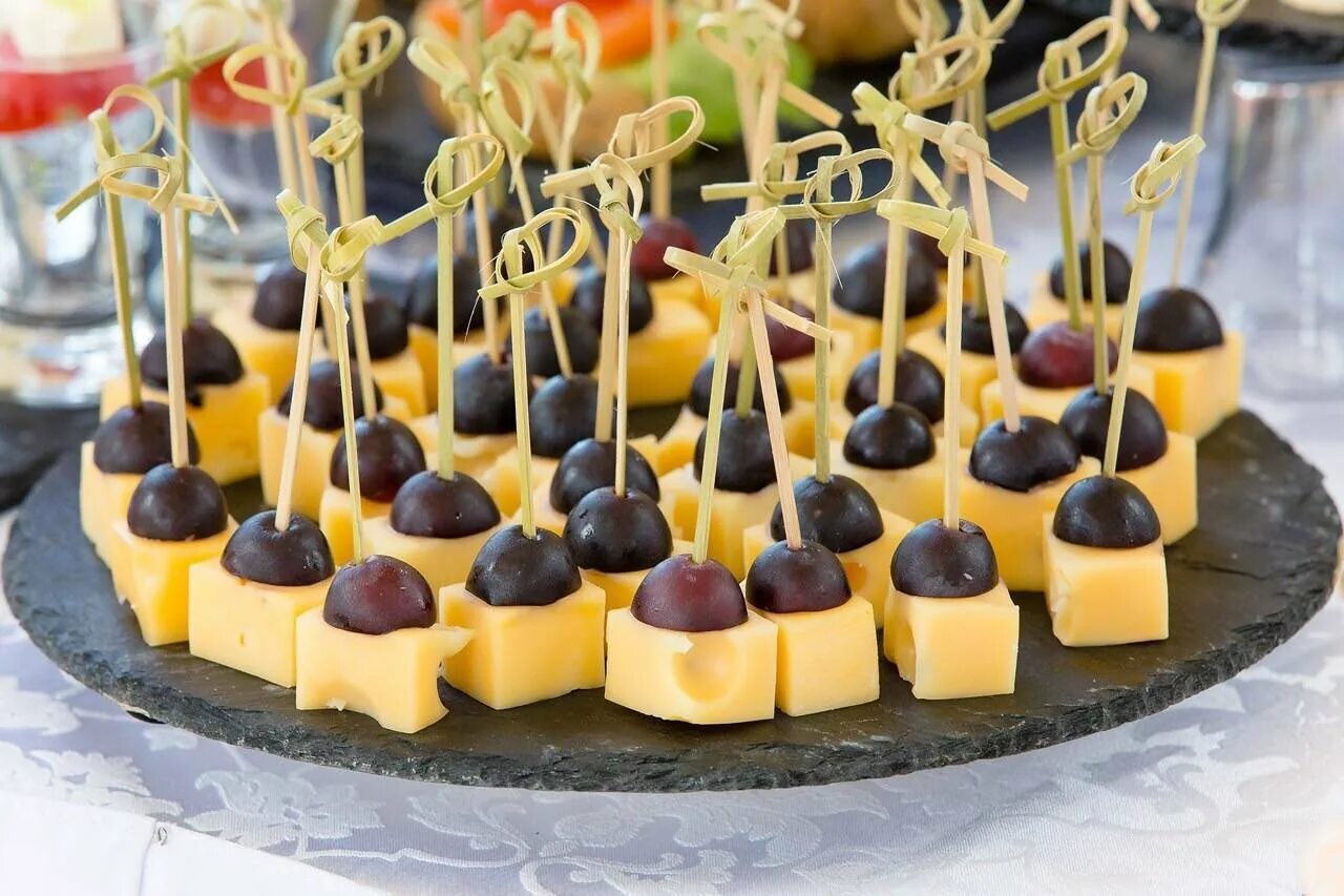 канапе сыр фета маслины черри. канапе сыр виноград грецкий орех. сырные канапешки. канапе мармелад сыр маслины. канапе сыр ананас.