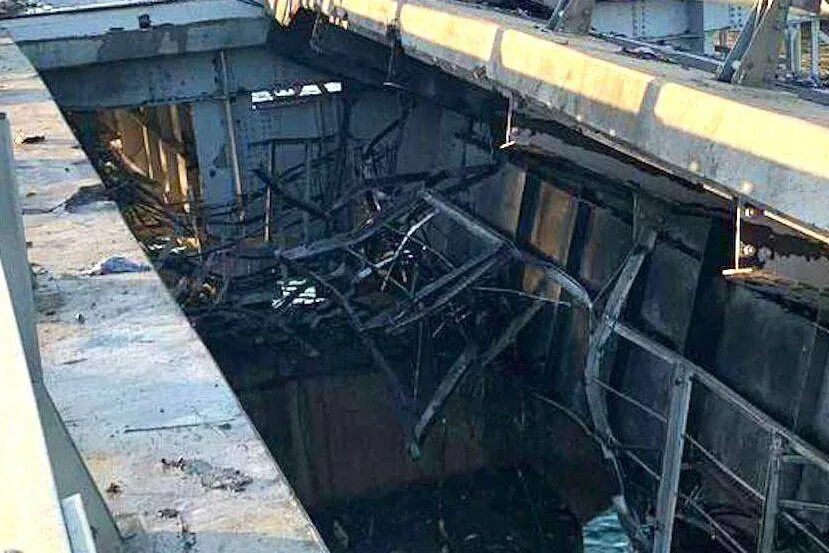 Пытались взорвать мост. Взрыв крымского моста 2025. взорвали мост. чп на крымском мосту. подрыв моста.