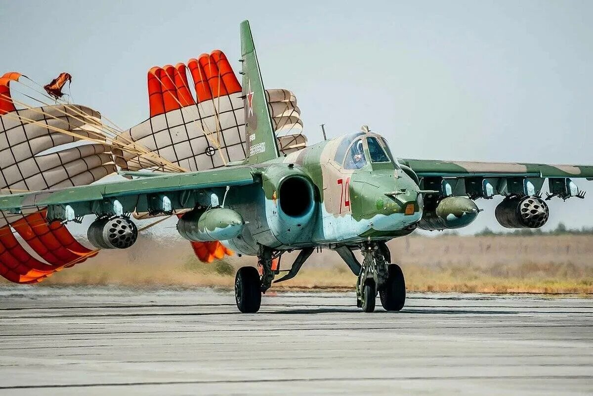 25 06 23. Грач самолет Су 25. Штурмовик Су-25 Грач. Су-25 Штурмовик кабина. Су-25 тормозные щитки.