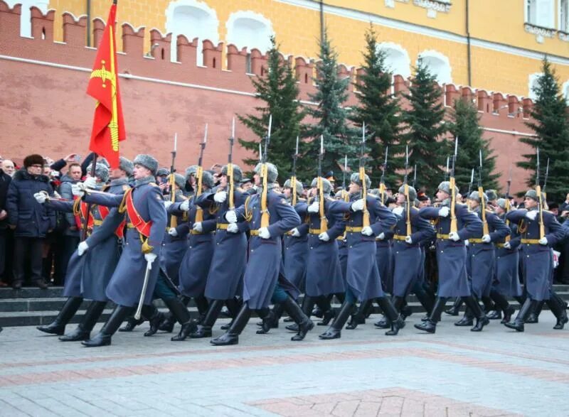 Памятник кремлевским курсантам 1941 посвящается какому событию. Кремлевские курсанты на параде. памятник кремлёвским курсантам. памятник кремлевским курсантам 1941.