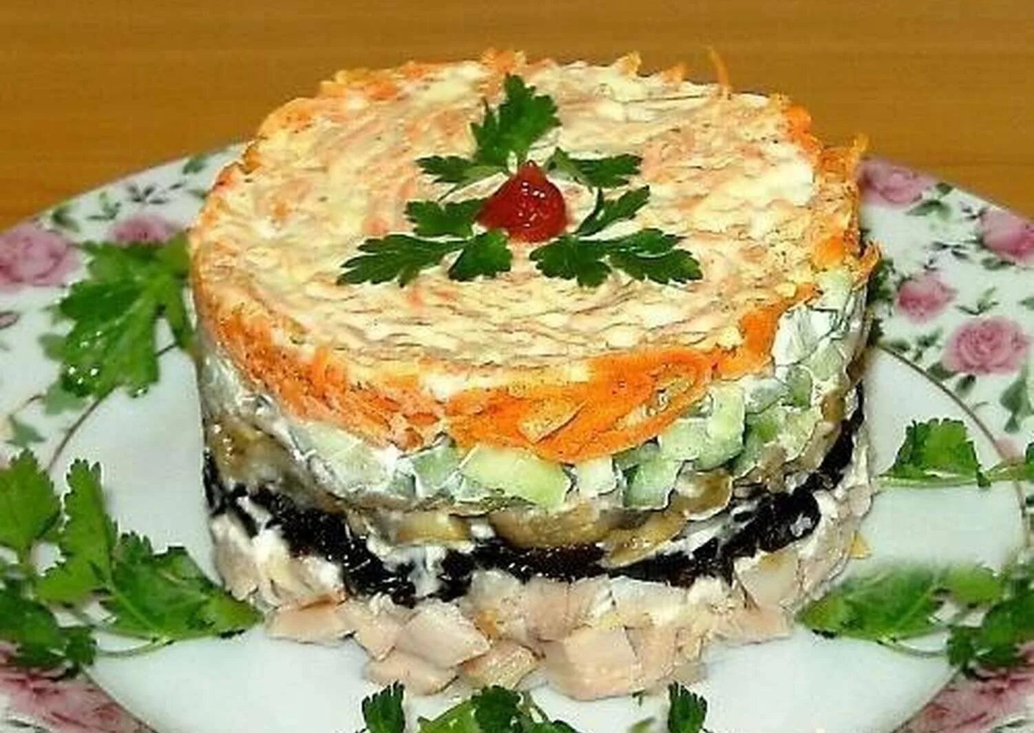 Слоеный салат с курицей и корейской морковью. Салат Обжорка с курицей и грибами. Салат Обжорка с курицей и корейской морковью. Слоёный салат с копчёной курицей и корейской морковью.