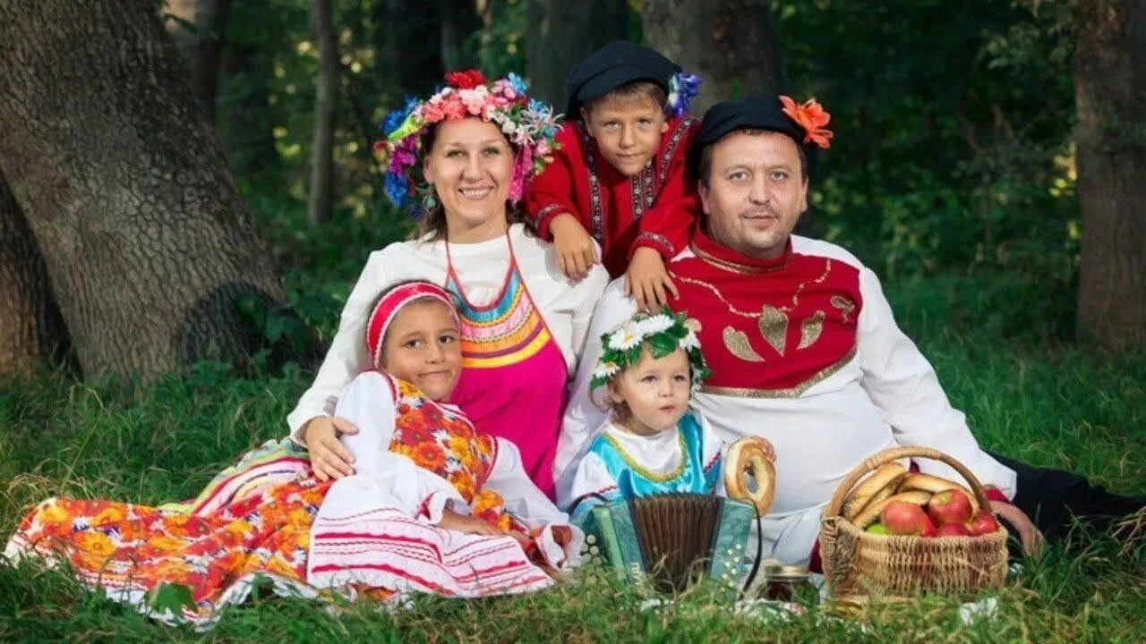 Семья и национальность. Традиционная русская семья. Фотосессия в русском народном стиле. Национальные семейные традиции. Семейные праздники.