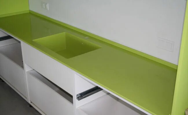 Corian grape Green. Corian столешница светло зеленая. Салатовая столешница. Салатовая столешница для кухни. Столешница зеленая купить